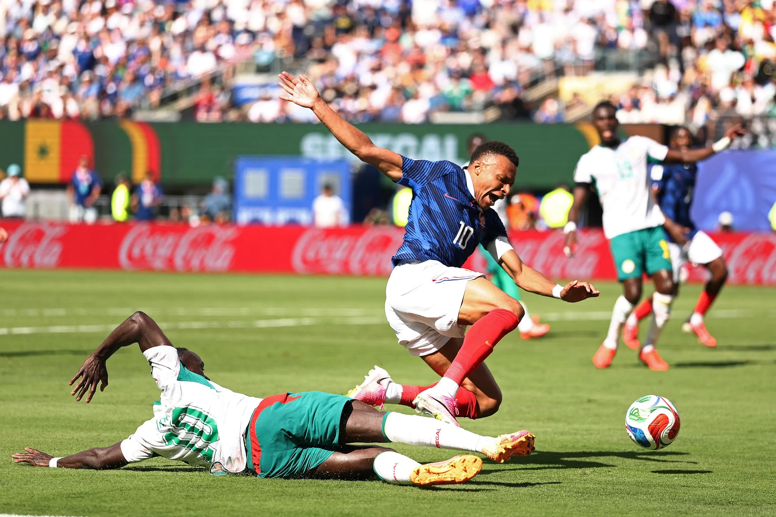 Sadio Mané slides in on Kylian Mbappé.