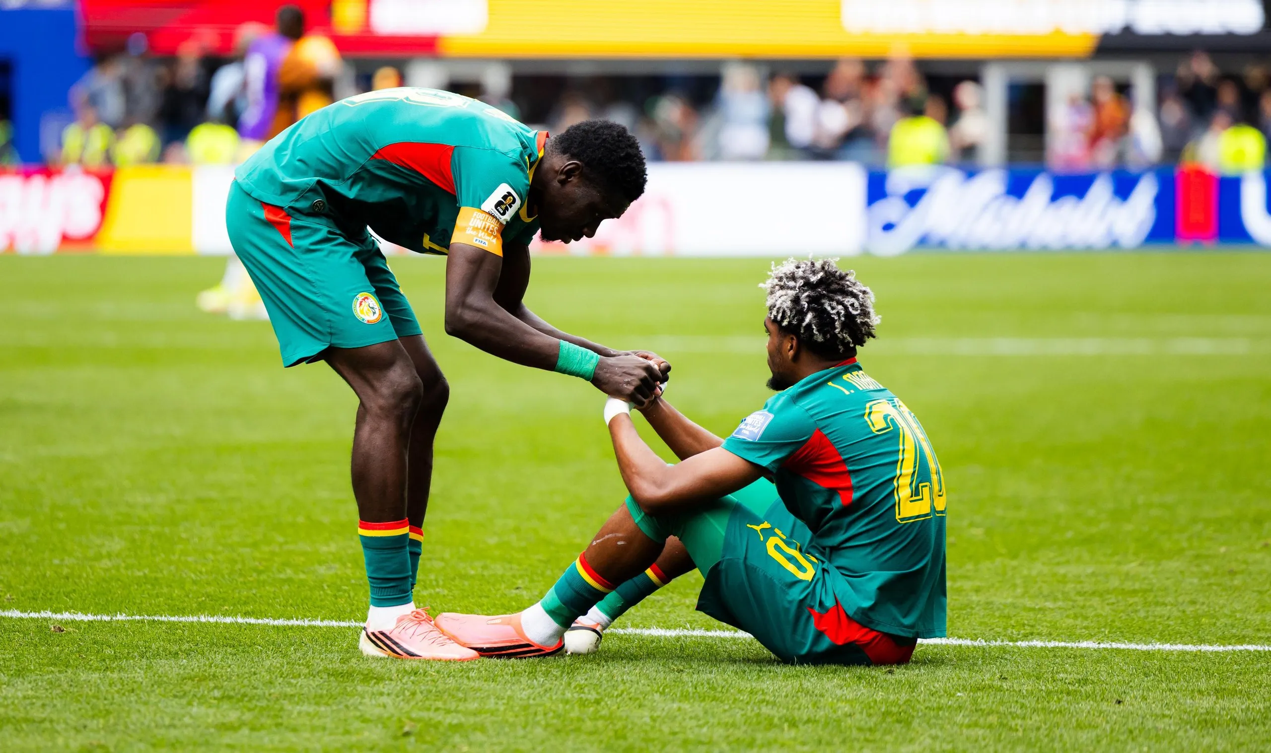 Ismaïla Sarr tries to console Ibrahim Mbaye after Senegal’s defeat by Belgium.