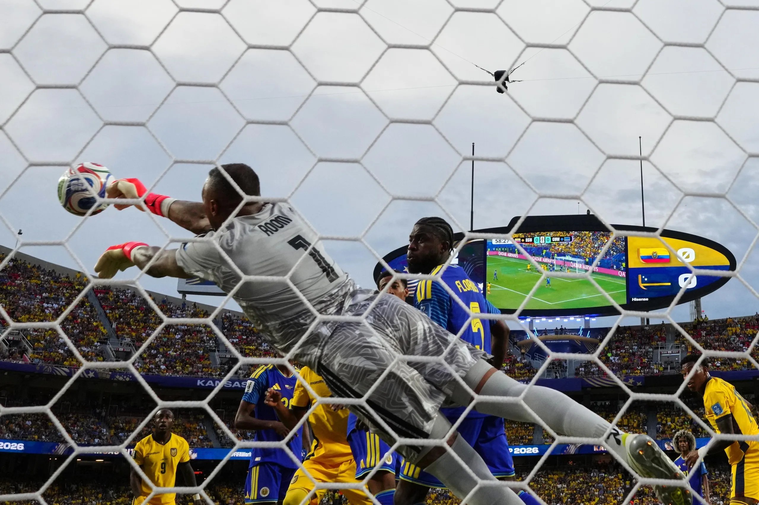 Eloy Room saves a shot against Ecuador